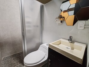 Habitacion para 4 personas | Bathroom | Shower, free toiletries, hair dryer, towels - Hostal Vitta (Guadalajara)