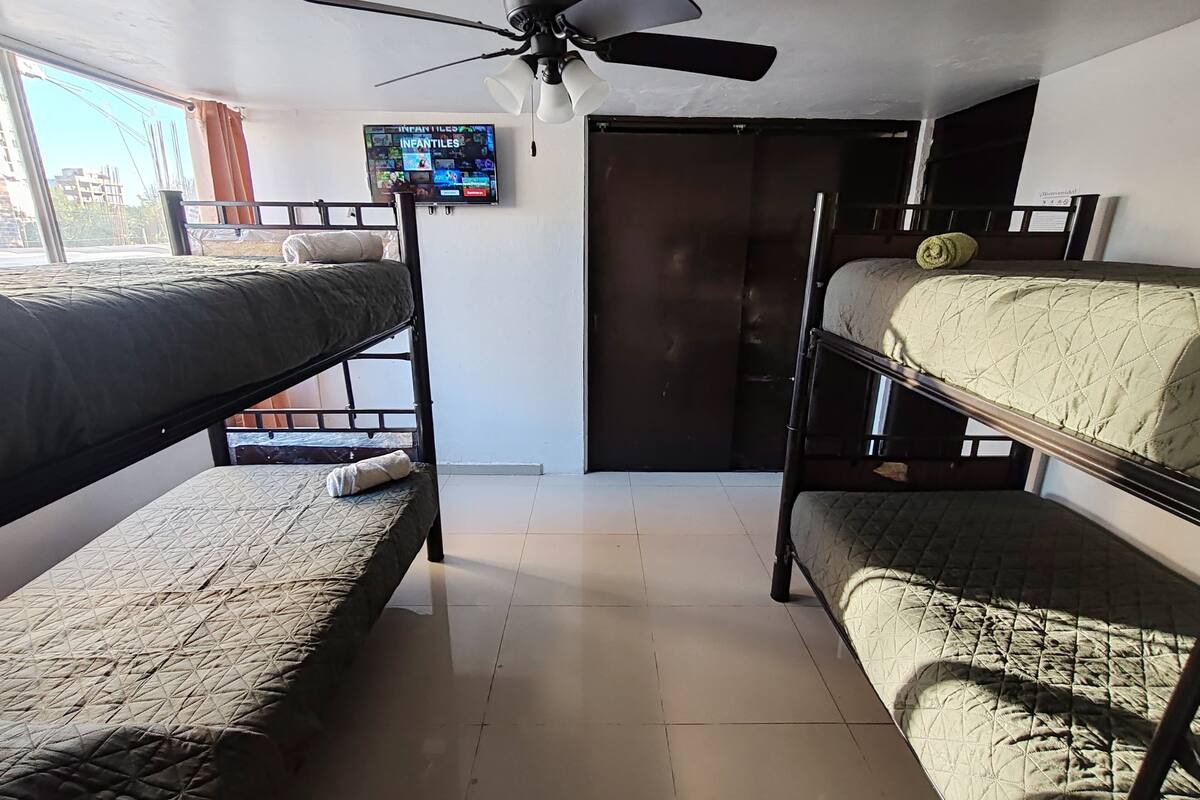 Habitación cuádruple con baño privado con literas