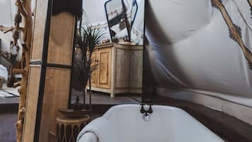 Dusj, bidé, håndklær og såpe