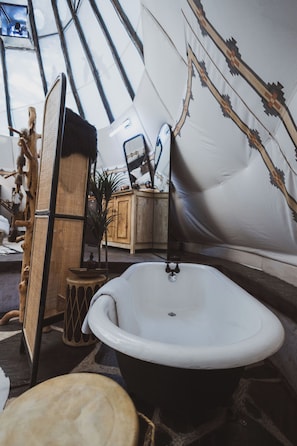 تجهيزات دش، مراحيض شطف، مناشف، صابون