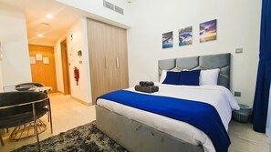 Tabla de planchar con plancha, wifi y ropa de cama