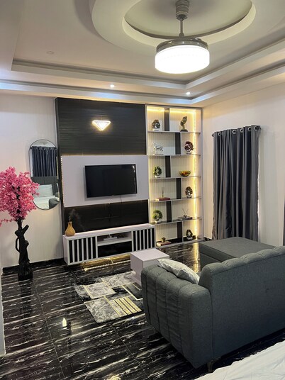 Serene environment perfect for a pri8 short or long stay.Beach,bar n mall nearby