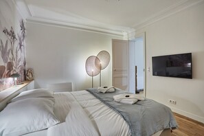 Appartement | Een strijkplank/strijkijzer, beddengoed