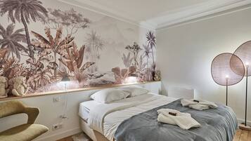 Tabla de planchar con plancha y ropa de cama