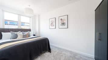 1 dormitorio, tabla de planchar con plancha, wifi y ropa de cama