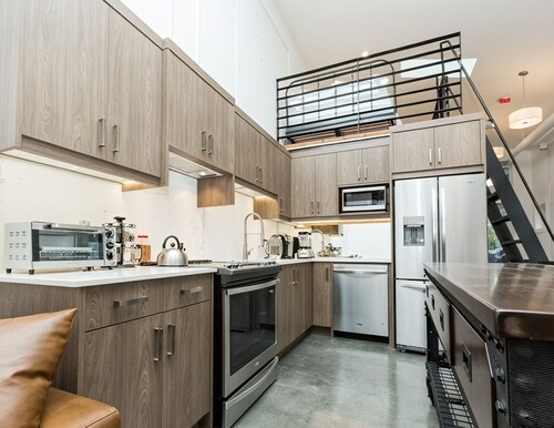 Skyline Penthouse |BBQ, Sleeps 8