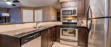 Geladeira, micro-ondas, fogão, cooktop