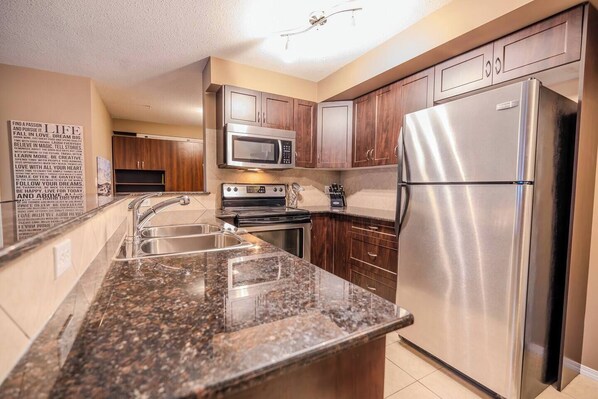 Réfrigérateur, micro-ondes, four, plaque de cuisson