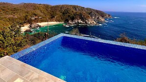 A swimming pool with a view of a beach and ocean. - UNIQUE BEACH HOUSE CASA DI LUCA WITH STUNNING VIEW (Puerto Ángel)