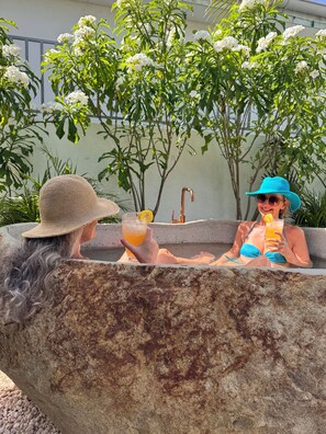 Bañera de hidromasaje al aire libre