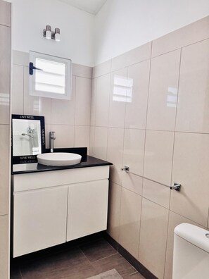 Sèche-cheveux, serviettes fournies, savon, papier toilette