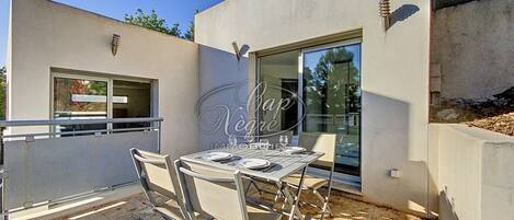 تناول الطعام بالخارج