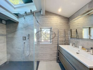 Douche, sèche-cheveux