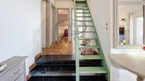 Una escalera con peldaños verdes que conduce a una plataforma.