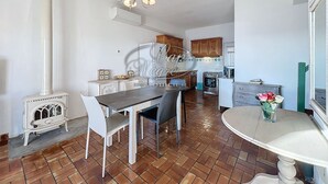 Una cocina con estufa, refrigerador y armarios de madera.