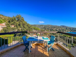 تناول الطعام بالخارج