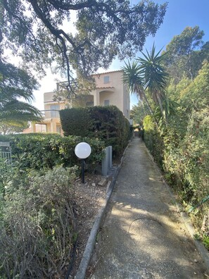 المنطقة المحيطة بالمنشأة