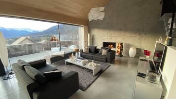 Télévision, cheminée, baby-foot