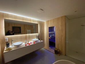 Douche, sèche-cheveux, serviettes fournies, savon