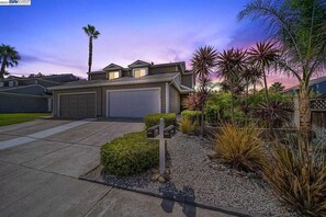 Property grounds - Waterfront modern home Sleeps 6 near Marina w/ Hot Tub, Large Deck, and EVCharge (Discovery Bay)