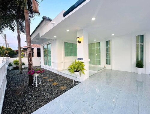 Villas 3-bedroom villa with WiFi, AC in lovely Tambon Nong Pla Lai