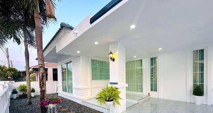 Villas 3-bedroom villa with WiFi, AC in lovely Tambon Nong Pla Lai