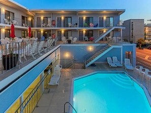 Una piscina al aire libre, una piscina climatizada