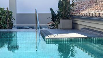 Piscina a l'aire lliure i para-sols