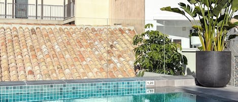Utomhuspool och parasoller