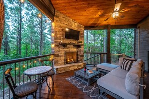 Property grounds - Hidden Pines - the ultimate cozy-cabin retreat for a couple's romantic getaway. (Broken Bow)