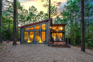 Exterior - Hidden Pines - the ultimate cozy-cabin retreat for a couple's romantic getaway. (Broken Bow)