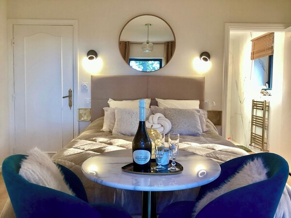 1 Schlafzimmer, Schreibtisch, Bügeleisen/Bügelbrett, Reisekinderbett