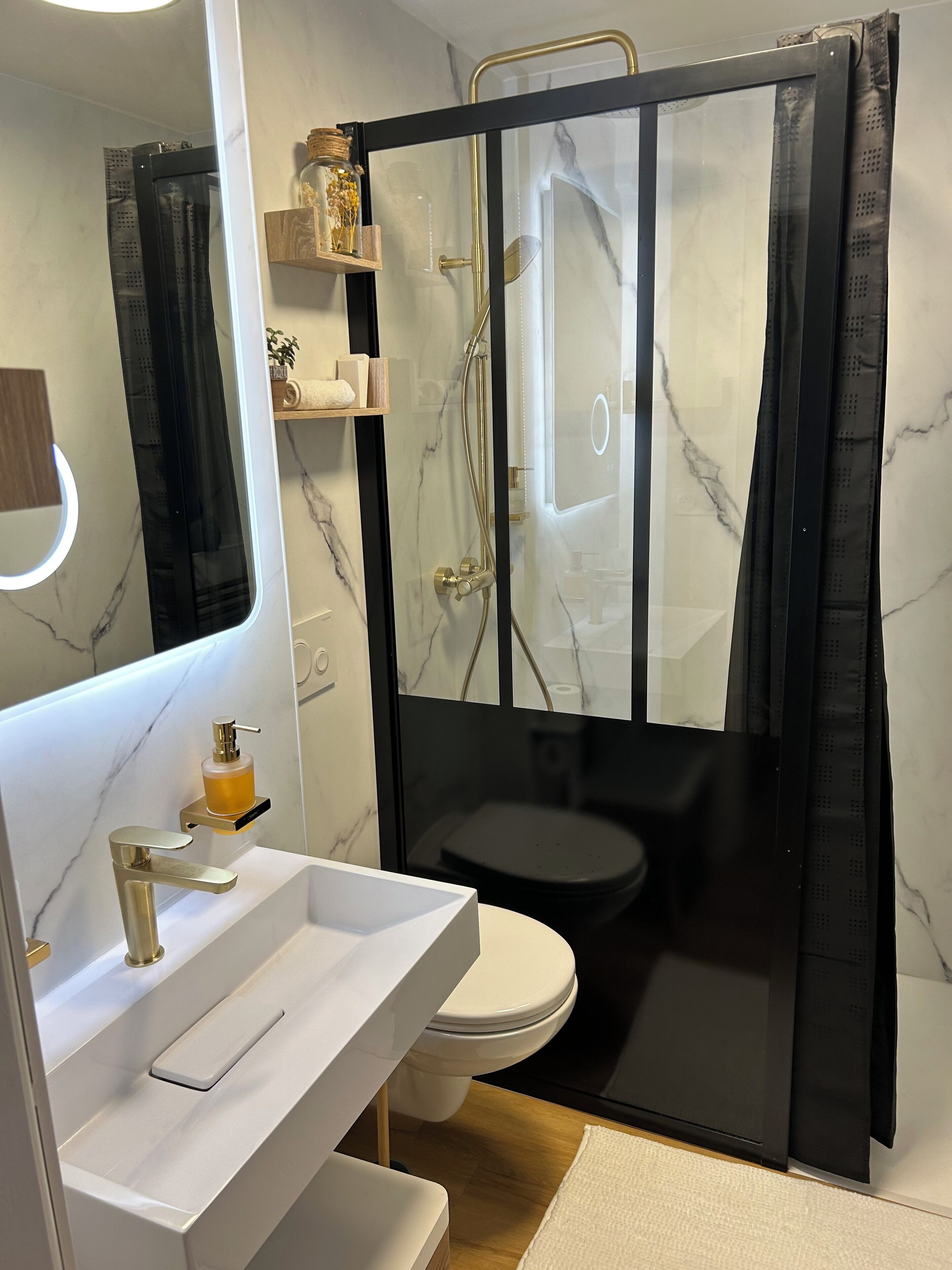 Een douche, een haardroger, handdoeken, zeep