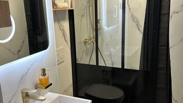 Een douche, een haardroger, handdoeken, zeep