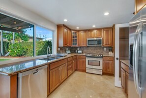 Køleskab, mikrobølgeovn, ovn, kogeplade