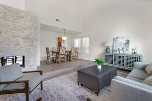Smart TV, fireplace, foosball, computer monitors - NEW Home | Pool | Central | Minutes To Beach (Huntington Beach)