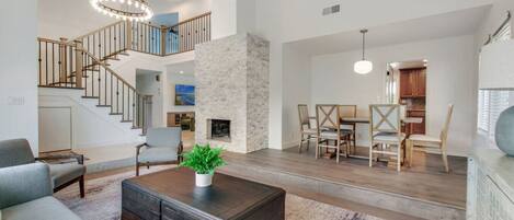 Smart TV, chimenea, futbolito y monitor de computadora