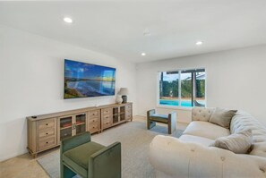 Smart TV, fireplace, table football, computer monitors - NEW Home | Pool | Central | Minutes To Beach (Huntington Beach)