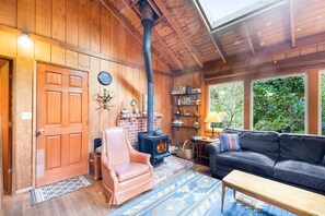 Fireplace - Cabin w/Wood Stove Dog Friendly (Rockaway Beach)