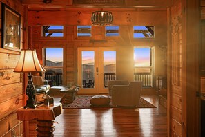 TV connectée, cheminée, lecteur de DVD, médiathèque