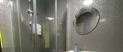 シャワー、タオル、トイレットペーパー
