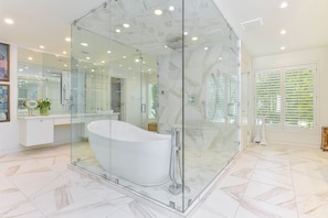 Shower, hair dryer, towels, soap - Architectural Oasis Spacious 5-bedroom estate in the center of Dallas  (Dallas)