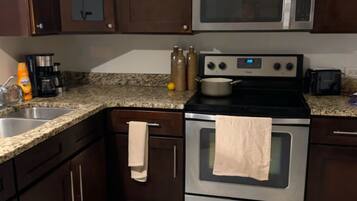 雪櫃、微波爐、焗爐、爐具