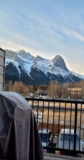 Property grounds - rent comfort in canmore - central to everything (Canmore)