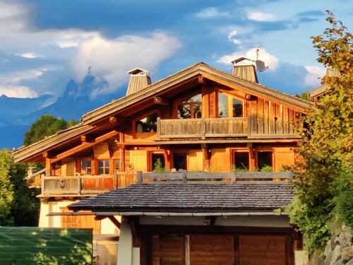 Ultra-cozy chalet in the heart of Megève (sleeps 12)