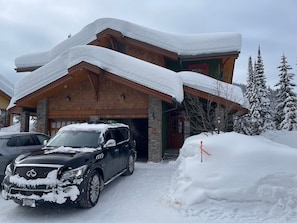 Exterior - Spacious 4-bedroom Ski-in/Ski-out Townhome at Sun Peaks Resort (Sun Peaks)
