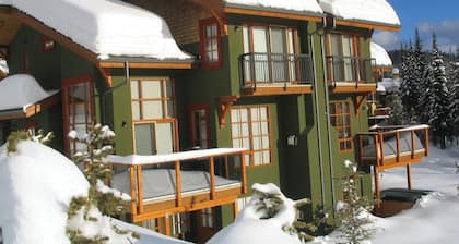 Spacious 4-bedroom Ski-in/Ski-out Townhome at Sun Peaks Resort