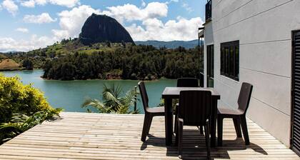 Stunning Guatapé home. Breathtaking views, privacy, modern amenities & parking!
