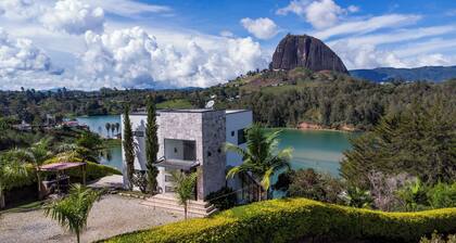 Stunning Guatapé home. Breathtaking views, privacy, modern amenities & parking!