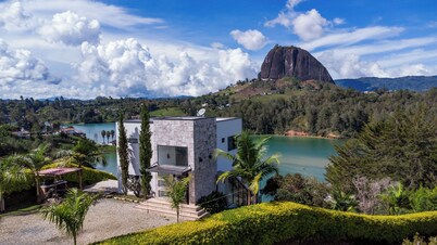 Stunning Guatapé home. Breathtaking views, privacy, modern amenities & parking!